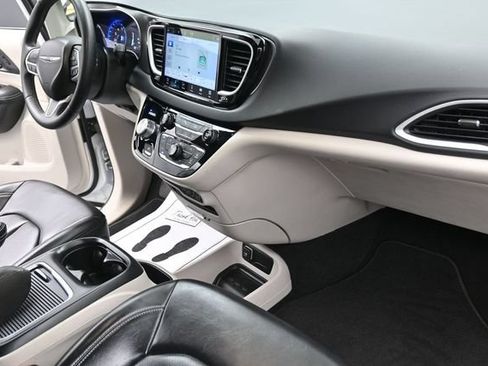 Used 2023 Chrysler Pacifica Touring-L FWD image 28