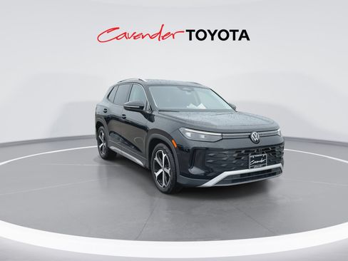 Used 2026 Volkswagen Tiguan SE FWD image 2