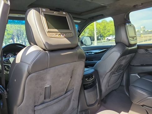 Used 2019 Cadillac Escalade ESV Platinum RWD image 16