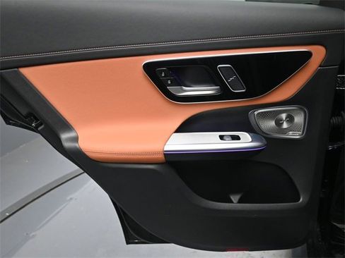 Used 2025 Mercedes-Benz GLC 300 image 23