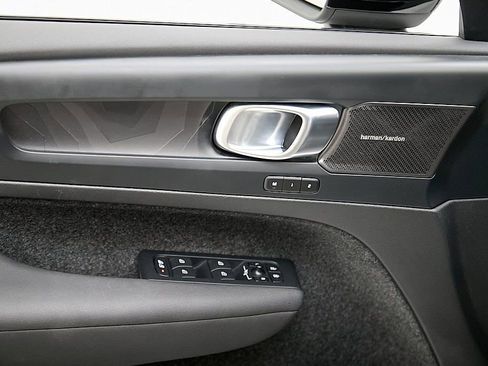 Certified 2023 Volvo C40 P8 Recharge Ultimate image 11