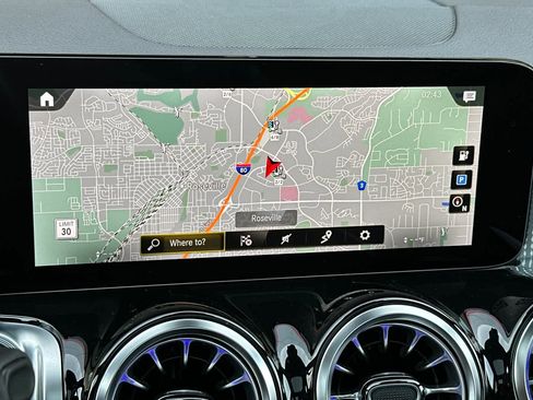 Used 2023 Mercedes-Benz EQB 300 4MATIC image 22