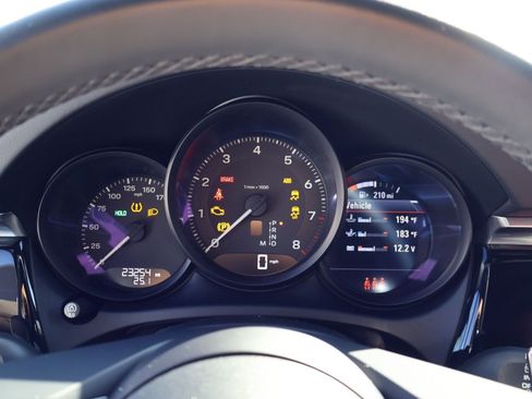 Certified 2024 Porsche Macan AWD/4WD image 16