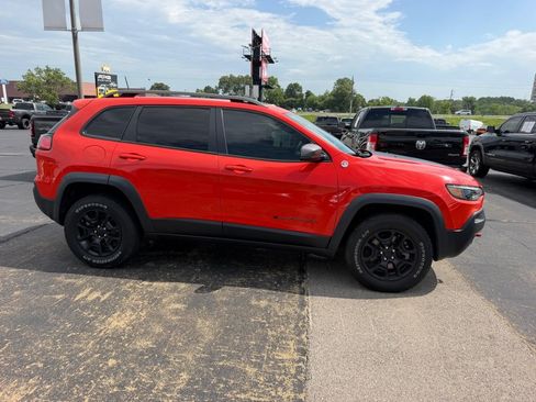 Used 2021 Jeep Cherokee Trailhawk w/ Premium Leather Package AWD/4WD image 2