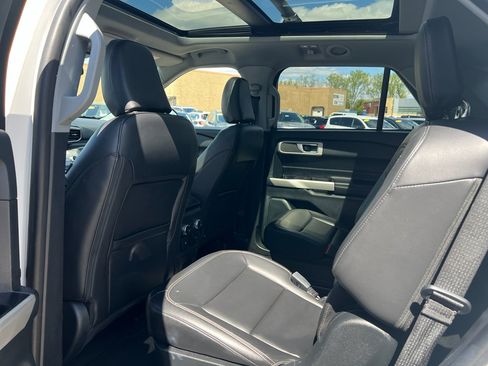 Used 2022 Ford Explorer XLT w/ Equipment Group 202A AWD/4WD image 8