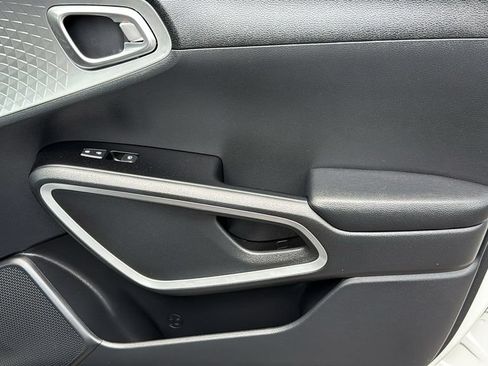 Used 2025 Kia Soul LX FWD image 13
