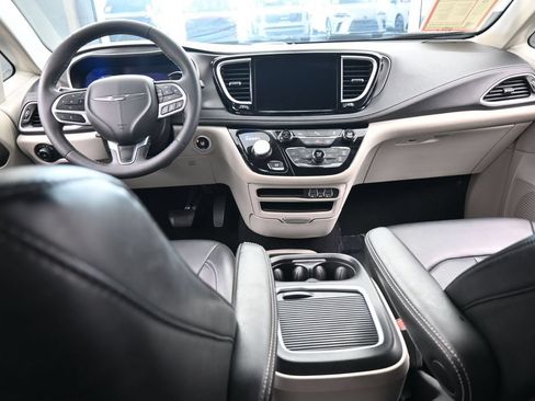 Used 2023 Chrysler Pacifica Touring-L FWD image 41