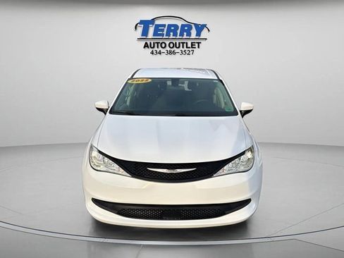 Used 2022 Chrysler Voyager LX image 3