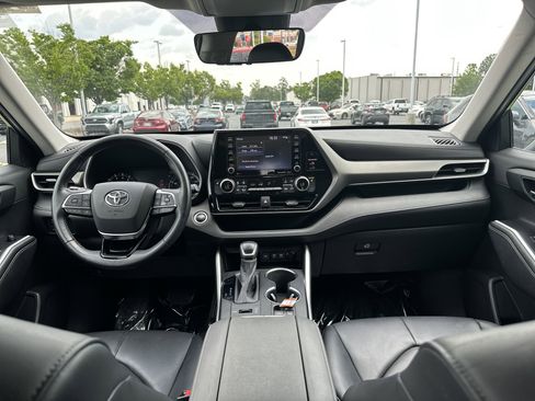 Used 2020 Toyota Highlander XLE AWD/4WD image 29