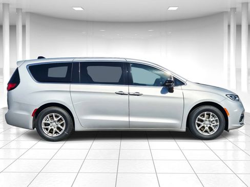 New 2026 Chrysler Pacifica Select FWD image 2