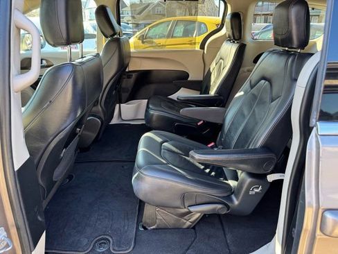 Used 2017 Chrysler Pacifica Touring-L image 19