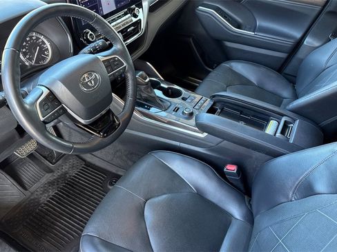 Used 2022 Toyota Highlander Platinum image 4