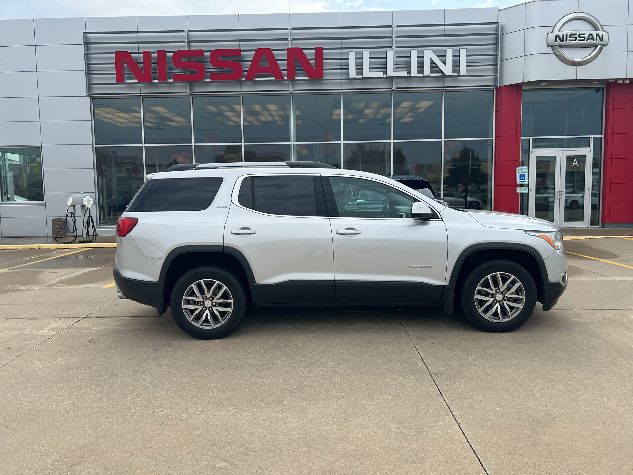 Used 2019 GMC Acadia SLE FWD image 1