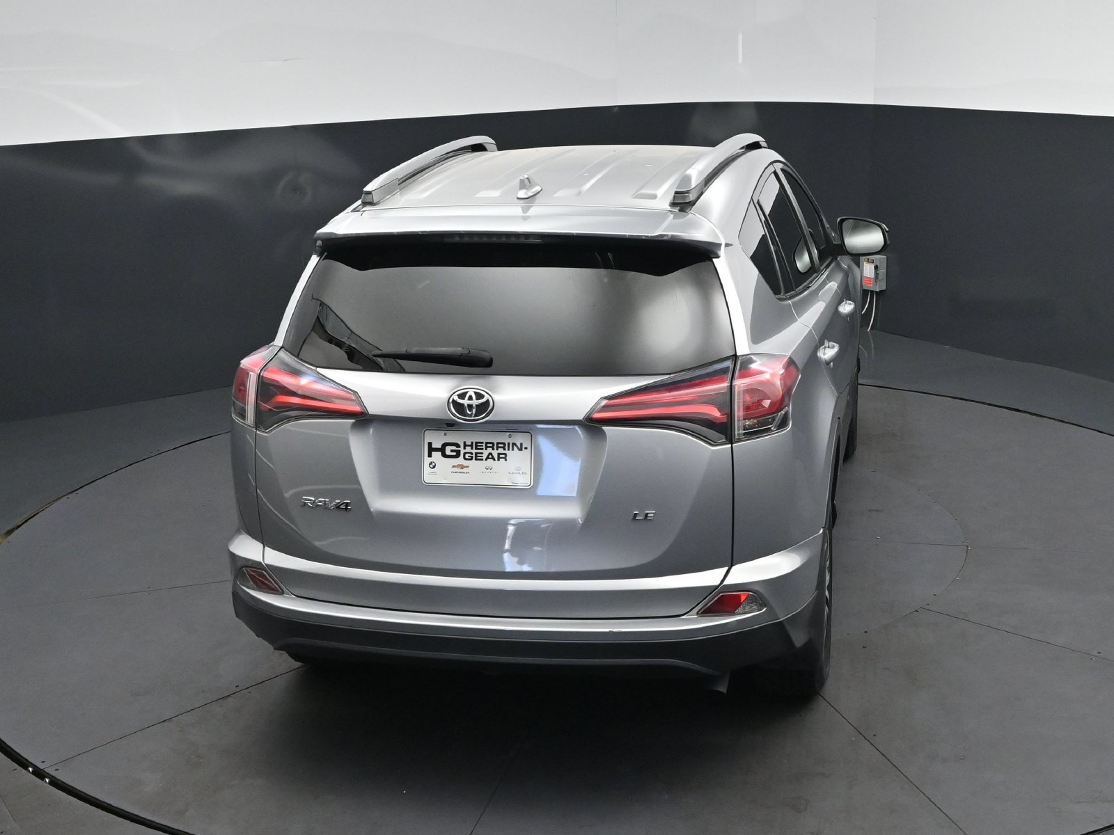 Used 2018 Toyota RAV4 LE FWD image 34