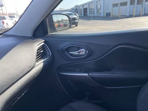 Used 2019 Jeep Cherokee Latitude w/ Popular Appearance Group FWD image 28