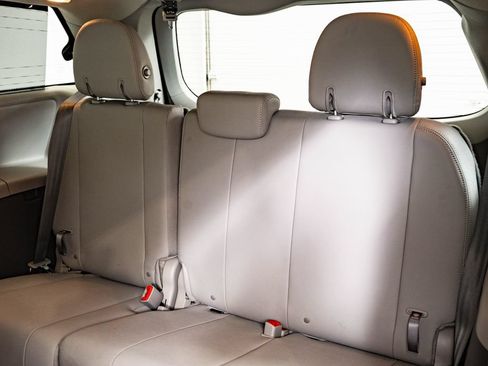 Used 2020 Toyota Sienna XLE FWD image 46