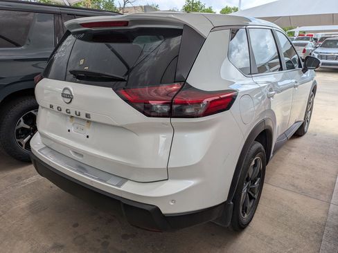 Used 2025 Nissan Rogue SV FWD image 8