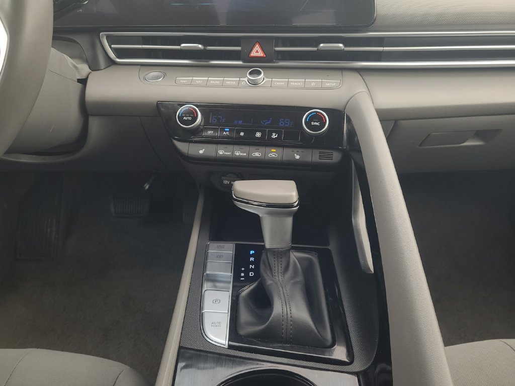 Used 2025 Hyundai Elantra SEL FWD image 11