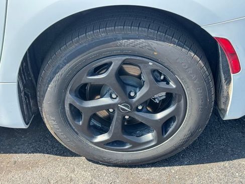 Certified 2024 Chrysler Pacifica Limited FWD image 10