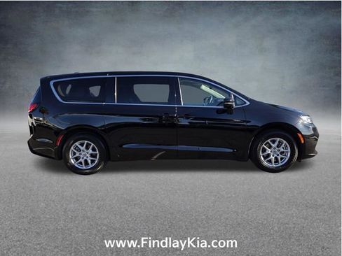 Used 2024 Chrysler Pacifica Touring-L image 5
