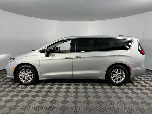 Used 2024 Chrysler Pacifica Touring-L image 9