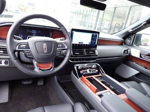 New 2024 Lincoln Navigator L Reserve image 17