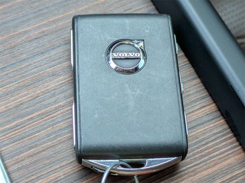 Certified 2023 Volvo XC60 B5 Ultimate w/ Protection Package Premier image 32