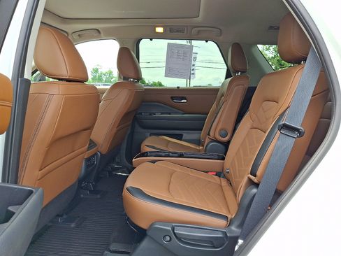 Used 2024 Nissan Pathfinder Platinum AWD/4WD image 10