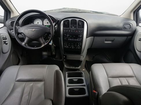 Used 2005 Chrysler Town & Country Touring w/ Leather Interior Group FWD image 20