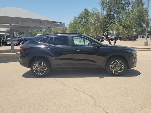 Used 2025 Chevrolet Trax LT FWD image 9