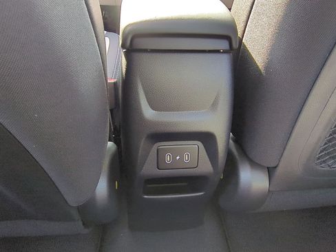 Used 2025 Hyundai Venue SEL image 21