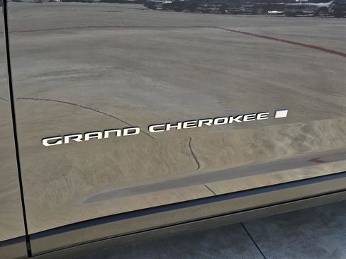 Used 2025 Jeep Grand Cherokee Limited RWD image 36