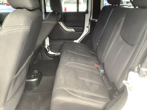 Used 2016 Jeep Wrangler Unlimited Sahara w/ Connectivity Group AWD/4WD image 9