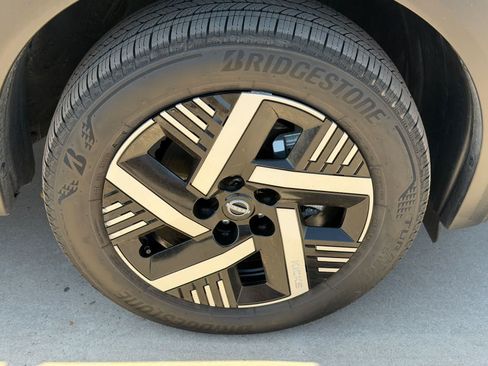 Certified 2025 Nissan Kicks SV FWD image 9