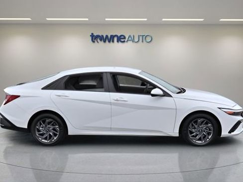 Used 2024 Hyundai Elantra SEL FWD image 6