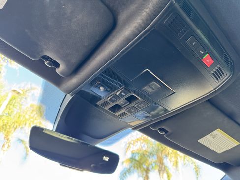 Used 2022 Volkswagen Tiguan SE R-Line image 31