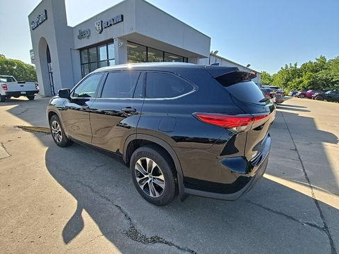 Used 2021 Toyota Highlander XLE AWD/4WD image 4