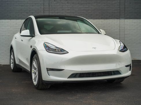 Used 2022 Tesla Model Y Long Range AWD/4WD image 3