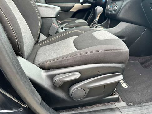 Used 2018 Jeep Cherokee Latitude w/ Altitude Package FWD image 18