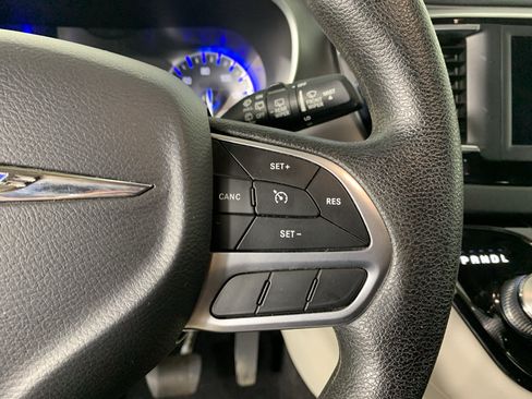 Used 2020 Chrysler Pacifica Touring w/ Tire & Wheel Group FWD image 18