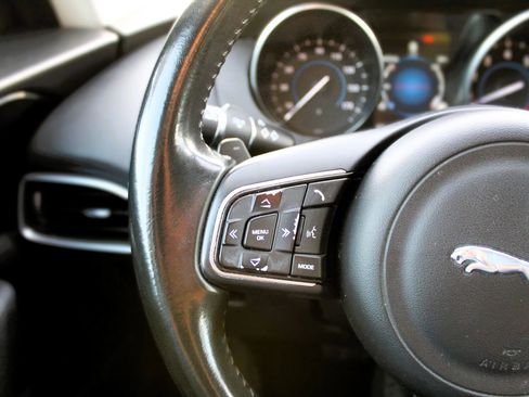 Used 2017 Jaguar F-PACE Premium image 13