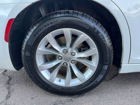 Used 2022 Chrysler 300 Touring image 11