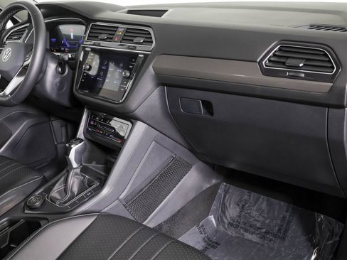 Used 2023 Volkswagen Tiguan SE AWD/4WD image 43