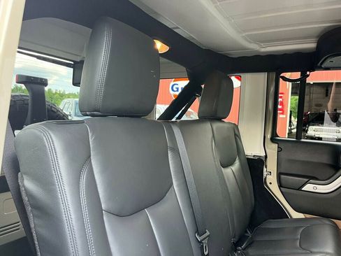 Used 2017 Jeep Wrangler Unlimited Rubicon AWD/4WD image 52