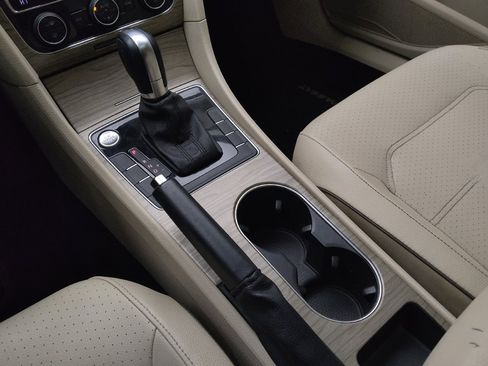 Used 2018 Volkswagen Passat 2.0T SE image 26