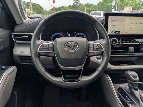 Used 2023 Toyota Highlander Limited FWD image 15