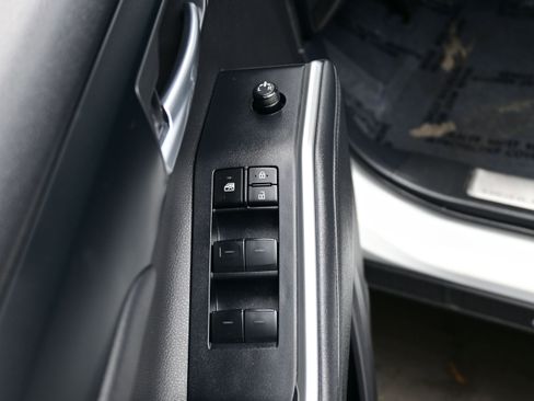 Used 2024 Toyota Highlander XLE AWD/4WD image 10