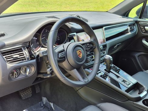 Certified 2026 Porsche Macan AWD/4WD image 4
