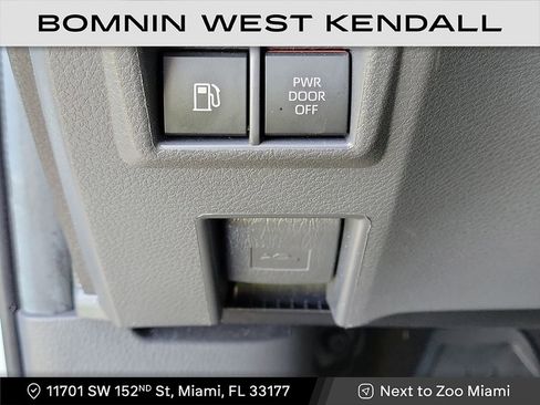 Used 2024 Toyota Sienna Limited image 28