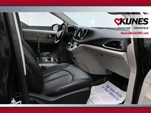 Used 2024 Chrysler Pacifica Limited FWD image 19